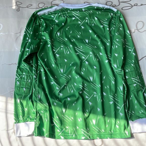 Liverpool Replica Goalkeeper Kit - Picture 2 of 5